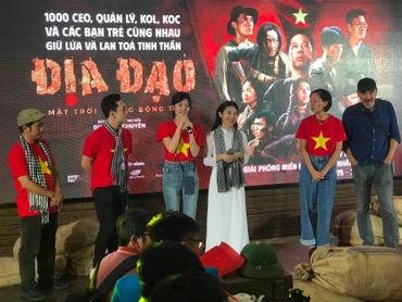Đạo diễn Bùi Thạc Chuyên cùng các diễn viên giao lưu với khán giả tại buổi chiếu.