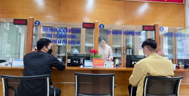 Người dân làm thủ tục hành chính tại một cửa liên thông. Ảnh: HẢI NAM