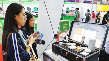 Sản phẩm thiết bị điện thông minh được người tiêu dùng quan tâm. Ảnh: NAM ANH