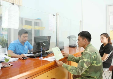 Hướng dẫn người dân sử dụng sổ Bảo hiểm xã hội.