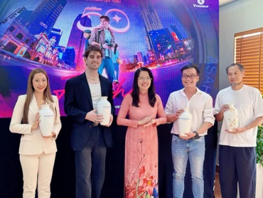 Ê-kíp sản xuất cùng các đại biểu trong lễ ra mắt bộ phim quảng bá du lịch.