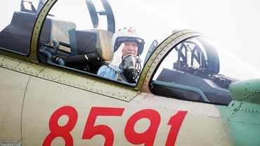 Phi công máy bay SU-30MK2 tập luyện tại sân bay Biên Hòa.