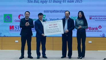 Lãnh đạo Ngân hàng Nhà nước Việt Nam trao 8,6 tỷ đồng cho tỉnh Yên Bái. (Ảnh: THANH SƠN)
