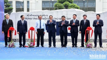 Thủ tướng Phạm Minh Chính và các đại biểu cắt băng khánh thành Trung tâm Đổi mới sáng tạo quốc gia.