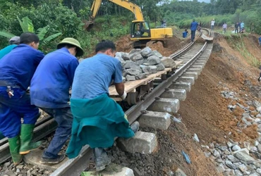 Công nhân Công ty cổ phần Đường sắt Yên Lào khắc phục lún sụt để thông tàu.