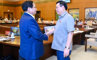 Bí thư Ban Cán sự Đảng Chính phủ, Thủ tướng Chính phủ Phạm Minh Chính và Bí thư Đảng đoàn Quốc hội, Chủ tịch Quốc hội Vương Đình Huệ tại hội nghị.