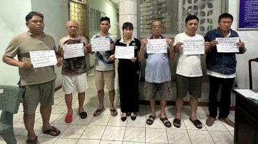 Các đối tượng bị tạm giữ để điều tra làm rõ hành vi “Đánh bạc” và “Tổ chức đánh bạc”.