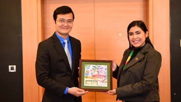 Bí thư thứ nhất Trung ương Đoàn Bùi Quang Huy tặng quà Bí thư thứ nhất Trung ương Đoàn Thanh niên xã hội chủ nghĩa thống nhất Venezuela Grecia Elymar Colmenares Santander. Ảnh: THANH THỂ