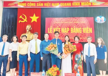 Bí thư Quận ủy Thanh Xuân, Bùi Huyền Mai và các đại biểu chúc mừng hai đảng viên trẻ tại Chi bộ trường THPT Nhân Chính. (Ảnh HỒNG THÁI)