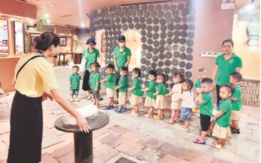 Giới thiệu với các em nhỏ về quy trình làm ra sản phẩm gốm Bát Tràng.