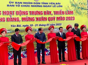 Cắt băng khai mạc Hội báo Xuân Yên Bái năm 2023