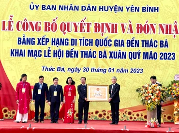 Lãnh đạo Cục Di sản văn hóa (Bộ Văn hóa, Thể thao và Du lịch) trao Bằng xếp hạng đối với di tích quốc gia Đền Thác Bà.