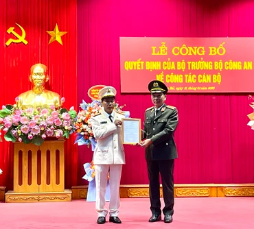 Thượng tướng Trần Quốc Tỏ trao Quyết định bổ nhiệm Giám đốc công an tỉnh Yên Bái đối với Đại tá Lê Việt Thắng.