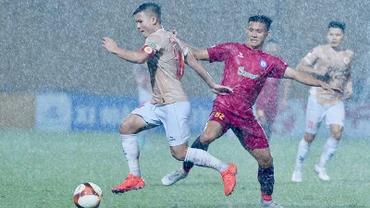Đội Công an Hà Nội (áo nâu) giành chiến thắng trước đội Khánh Hòa với tỷ số 3-1 trên sân nhà. (Ảnh: TRẦN HẢI)