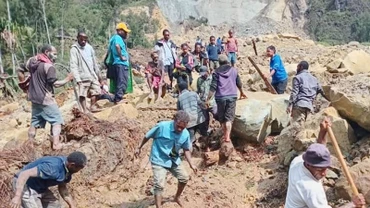 Tìm kiếm nạn nhân trong đống đổ nát do lở đất ở Papua New Guinea. (Ảnh: UN NEWS)