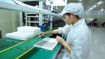 Dây chuyền sản xuất bảng mạch điện tử theo công nghệ SMT tại nhà máy của Công ty TNHH 4P ở Hưng Yên. (Ảnh VIẾT CHUNG)