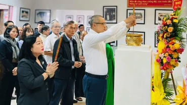 Các đồng chí lãnh đạo, nguyên lãnh đạo tỉnh Phú Yên dâng hương tưởng niệm cố Luật sư-Chủ tịch Nguyễn Hữu Thọ.