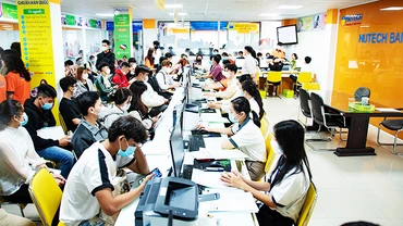 Thí sinh đến nhập học tại Trường đại học Công nghệ Thành phố Hồ Chí Minh (HUTECH). Ảnh: TTXVN