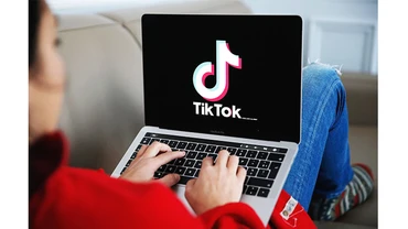 Kiểm duyệt nội dung trên mạng xã hội là vấn đề cấp thiết với chính quyền nhiều quốc gia. Ảnh: FORBES