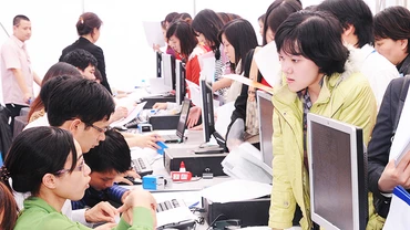 Người dân kê khai nộp thuế thu nhập cá nhân tại Cục Thuế Hà Nội. Ảnh: NGUYỆT ANH