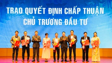 Chủ tịch Ủy ban nhân dân tỉnh Yên bái trao quyết định chấp thuận đầu tư cho doanh nghiệp. (Ảnh: THANH SƠN)