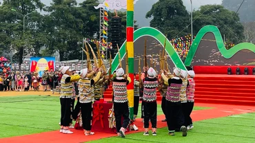 Tiết mục khèn H'Mông trong lễ hội. (Ảnh: THANH SƠN)