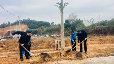 Bí thư Tỉnh ủy Trần Huy Tuấn tham gia trồng cây Xuân Ất Tỵ 2025. (Ảnh: THANH SƠN)