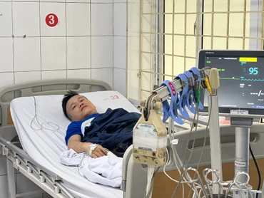Một nạn nhân đang được cấp cứu tại bệnh viện Giao thông vận tải.