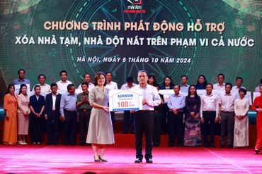 Agribank trao ủng hộ 100 tỷ đồng hỗ trợ xóa nhà tạm, nhà dột nát cho hộ nghèo, hộ cận nghèo.