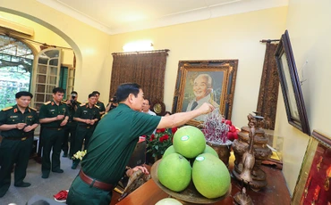 Đại tướng Phan Văn Giang dâng hương tưởng nhớ Đại tướng Võ Nguyên Giáp.