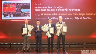 Đồng chí Lê Quốc Minh, Ủy viên Trung ương Đảng, Tổng Biên tập Báo Nhân Dân, Phó Trưởng Ban Tuyên giáo Trung ương, Chủ tịch Hội Nhà báo Việt Nam trao giải Đặc biệt cho nhóm tác giả Báo Nông thôn ngày nay/Điện tử Dân Việt.