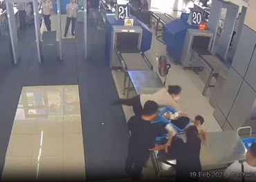 [Video] Nữ nhân viên an ninh kịp thời đỡ bé bị ngã khỏi bàn kiểm tra hành lý