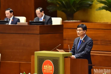 Ủy viên Ủy ban Thường vụ Quốc hội, Chủ nhiệm Ủy ban Kinh tế của Quốc hội Vũ Hồng Thanh trình bày Báo cáo giải trình, tiếp thu, chỉnh lý dự thảo Luật sửa đổi, bổ sung một số điều của Luật Đấu giá tài sản. (Ảnh: THỦY NGUYÊN)