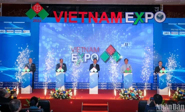 Các đại biểu ấn nút khai mạc sự kiện hội chợ thương mại quốc tế Việt Nam lần thứ 23.