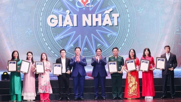 Đại diện Lãnh đạo Đảng, Nhà nước trao giải Nhất cho các tác phẩm đạt giải Nhất tại Giải thưởng toàn quốc về thông tin đối ngoại lần thứ IX. (Ảnh: nhandan.vn)