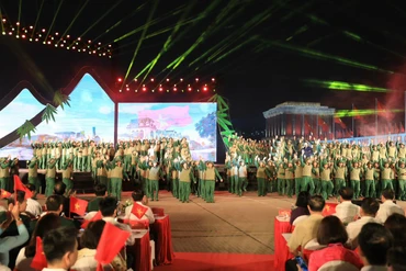 Tiết mục biểu diễn văn nghệ tại điểm cầu Hà Nội.