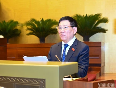 Bộ trưởng Tài chính Hồ Đức Phớc trình bày Báo cáo về công tác thực hành tiết kiệm, chống lãng phí năm 2023 tại Kỳ họp thứ 7, Quốc hội khóa XV. (ẢNH: LINH KHOA)