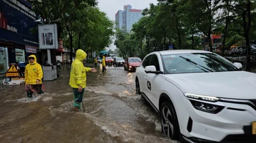 Điểm ngập úng xuất hiện tại phố Thái Hà chiều 11/9.