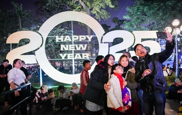 [Ảnh] Không khí đón năm mới 2025 tại Thủ đô Hà Nội 