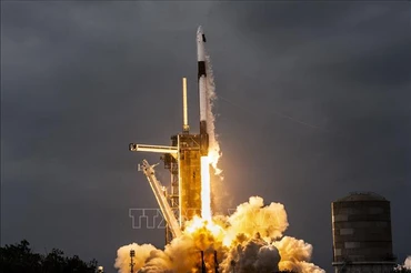 Tên lửa đẩy Falcon 9 của SpaceX mang theo tàu vũ trụ Dragon chở phi hành đoàn tham gia sứ mệnh Axiom Mission 3 rời bệ phóng tại Trung tâm Vũ trụ Kennedy ở Cape Canaveral, Florida, Mỹ, ngày 18/1/2024. Ảnh: AFP/TTXVN