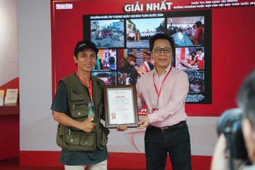Đồng chí Vũ Mai Hoàng, Ủy viên Thường vụ Ban Chấp hành Liên Chi hội Nhà báo Báo Nhân Dân, Trưởng Ban Công tác Hội trao Giải Nhất cho tác giả Lê Hoàng Mến (Thành phố Hồ Chí Minh) với tác phẩm "Khoảnh khắc ấn tượng ngày Hội Báo toàn quốc 2024".