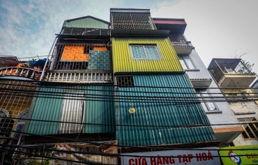 [Ảnh] Chuồng cọp "bủa vây" nhà dân tại gần hiện trường vụ cháy Định Công Hạ
