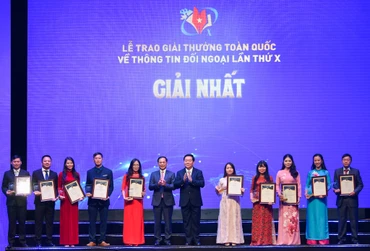 Đồng chí Nguyễn Trọng Nghĩa, Ủy viên Bộ Chính trị, Bí thư Trung ương Đảng, Trưởng Ban Tuyên giáo Trung ương, Trưởng Ban Chỉ đạo Công tác thông tin đối ngoại; đồng chí Bùi Thanh Sơn, Ủy viên Trung ương Đảng, Phó Thủ tướng Chính phủ, Bộ trưởng Ngoại giao trao giải Nhất cho các tác giả/nhóm tác giả đoạt giải.