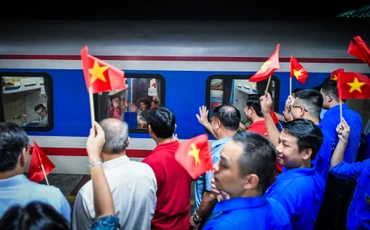 Nhằm phục vụ nhu cầu đi lại của người dân trong dịp Tết Ất Tỵ năm 2025, năm nay Tổng công ty Đường sắt Việt Nam mở bán vé tàu Tết sớm hơn mọi năm, đặc biệt không bán ghế phụ hoặc ghế chuyển đổi.