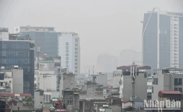 Theo ghi nhận của nhiều hệ thống quan trắc, sáng nay, Hà Nội ô nhiễm không khí nghiêm trọng với nhiều điểm đo ghi nhận ngưỡng đỏ (có hại cho sức khỏe mọi người), cá biệt một vài điểm đo lên ngưỡng tím (rất có hại cho sức khỏe mọi người).