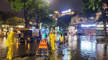 Ứng trực tại điểm ngập trên phố Đinh Tiên Hoàng, Hà Nội. 