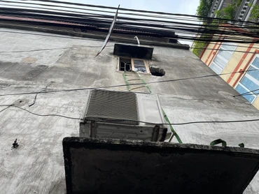 Một lối thoát được người dân đục mở tại vụ cháy nhà trọ trên phố Trung Kính.