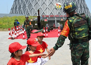 [Ảnh] Du khách nườm nượp đổ về Điện Biên dịp kỷ niệm 70 năm Chiến thắng Điện Biên Phủ
