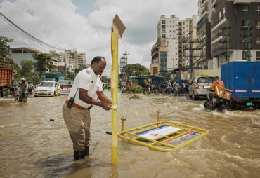 Đường phố tại bang Bengaluru (Ấn Độ) ngập lụt sau mưa lớn kéo dài. (Ảnh: Reuters)