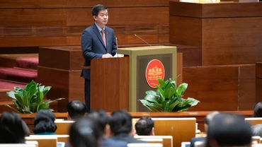 Trình bày dự thảo Nghị quyết, Tổng Thư ký Quốc hội, Chủ nhiệm Văn phòng Quốc hội Lê Quang Tùng nêu rõ, Quốc hội thống nhất đánh giá, sau hai ngày làm việc nghiêm túc, trách nhiệm, với tinh thần đổi mới, đồng hành cùng Chính phủ, phiên chất vấn và trả lời chất vấn tại Kỳ họp thứ 8 đã thành công tốt đẹp, thu hút sự quan tâm của cử tri và nhân dân cả nước.